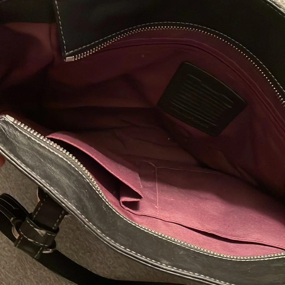 Coach black leather bag with detachable shoulder straps and gold buckles - Picture 7 of 9